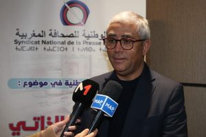 النقابة الوطنية للصحافة تذكر بـ”المهنية”