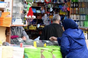 تسديد الديون لدى دكان الحي يخفف من معاناة معوزين بالمغرب